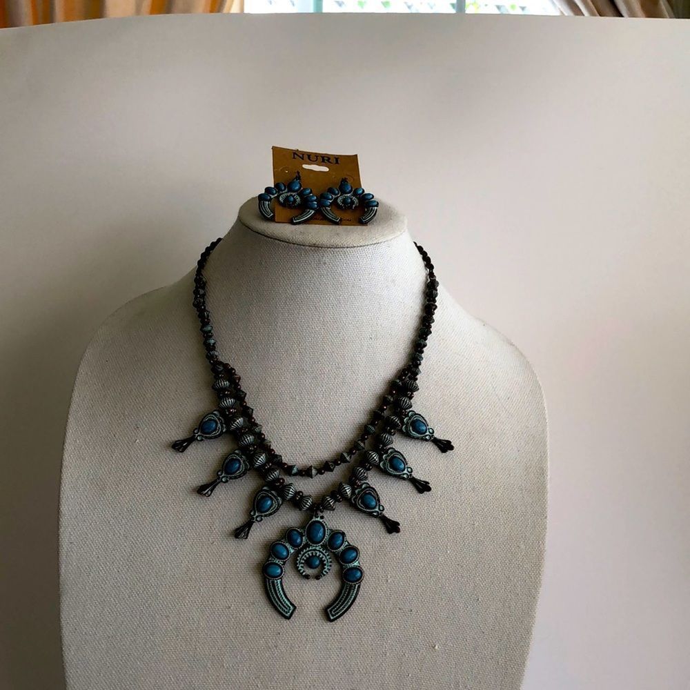 NURI -  turquoise beads 2 layer faux turquoise stone medallion w/earrings NEW
